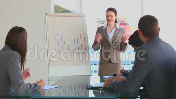 商务人士在会议上视频的预览图