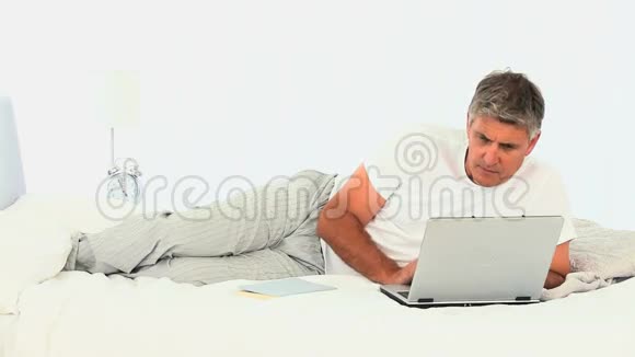 中年男人用笔记本电脑视频的预览图