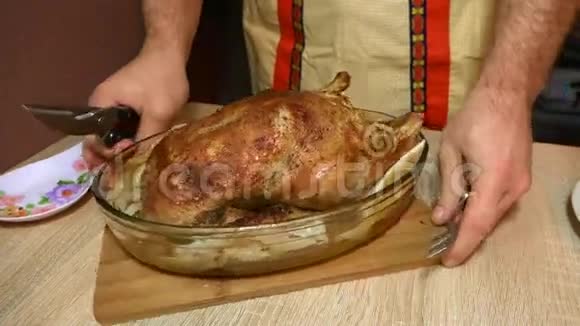 鸭子在木板上烤视频的预览图