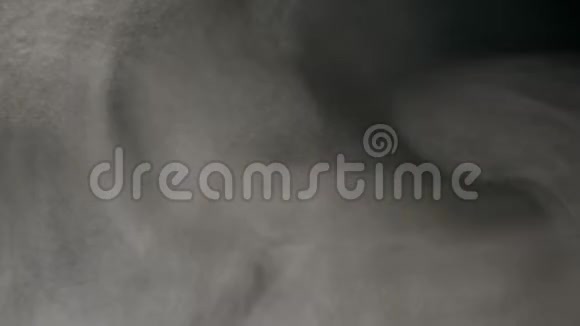 白色水蒸气在黑色背景上视频的预览图