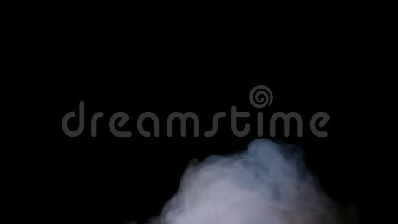 白色水蒸气在黑色背景上视频的预览图
