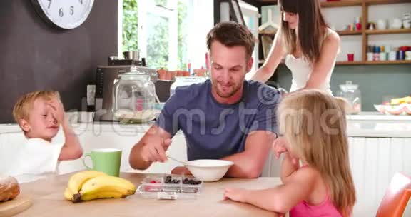 家庭一起吃厨房早餐视频的预览图