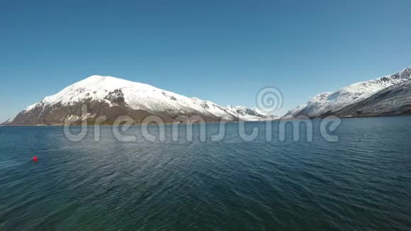美丽的大海和雪山景观视频的预览图