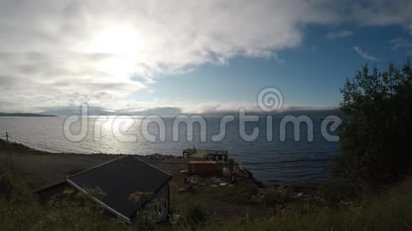 挪威北部蓝色峡湾景观的夏季日落视频的预览图