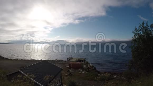 挪威北部蓝色峡湾景观的夏季日落视频的预览图