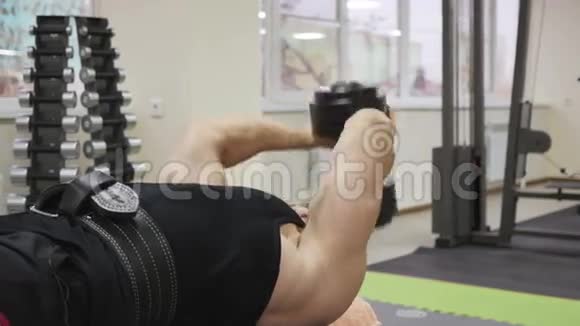 男性健美运动员训练手视频的预览图