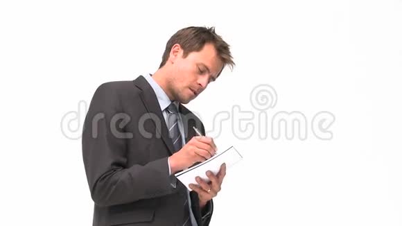 微笑的商人在他的笔记本上写字视频的预览图