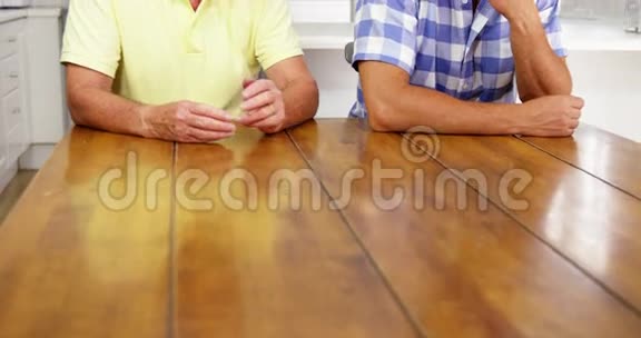 成熟的男人和男人在一起说话视频的预览图