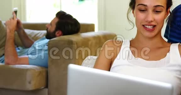 客厅里微笑的一家人视频的预览图