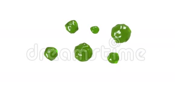 绿色的水滴在缓慢的运动中落下和飞溅果汁视频的预览图