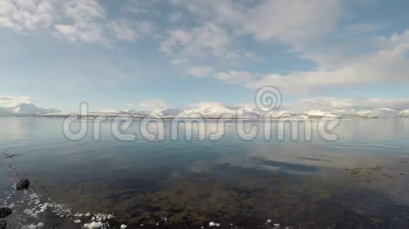 平静的峡湾和雪山背景视频的预览图