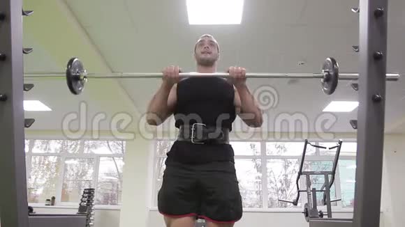 男性健美运动员训练手视频的预览图