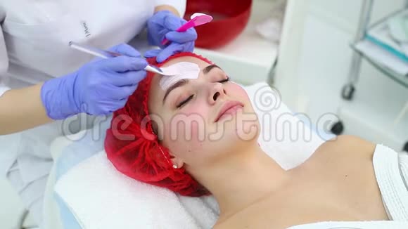 在美容水疗中心戴黏土面膜的女人视频的预览图