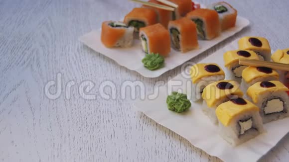 寿司卷在餐厅的时尚木桌上视频的预览图
