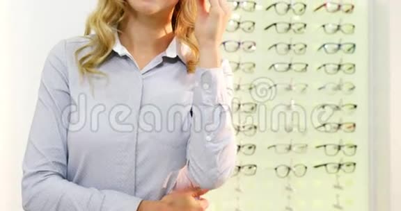 戴眼镜的漂亮女顾客视频的预览图