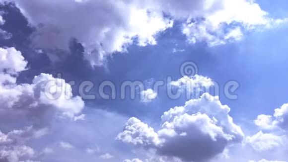 美丽的蓝天有云的背景天空云天空有云天气有云视频的预览图