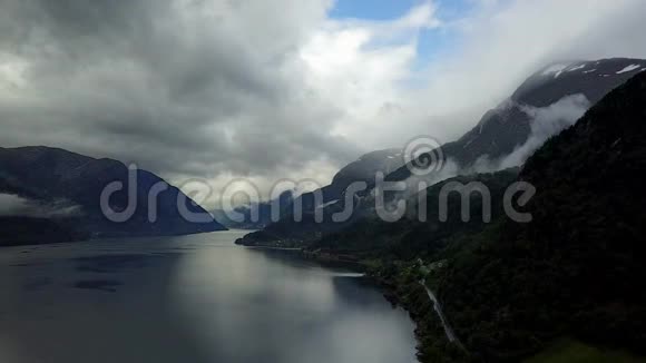 从挪威空中无人机看到峡湾和水视频的预览图
