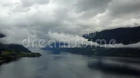 从挪威空中无人机看到峡湾和水视频的预览图
