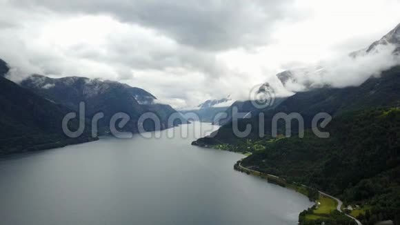 从挪威空中无人机看到峡湾和水视频的预览图