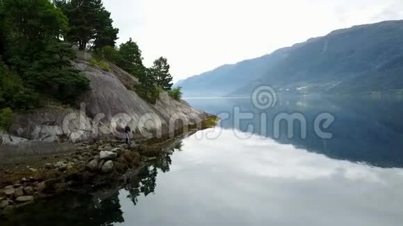 挪威空气中无人驾驶飞机的理想峡湾反射视频的预览图