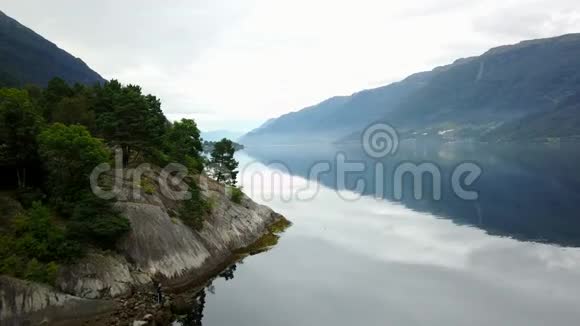 挪威空气中无人驾驶飞机的理想峡湾反射视频的预览图