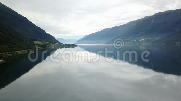 挪威空气中无人驾驶飞机的理想峡湾反射视频的预览图