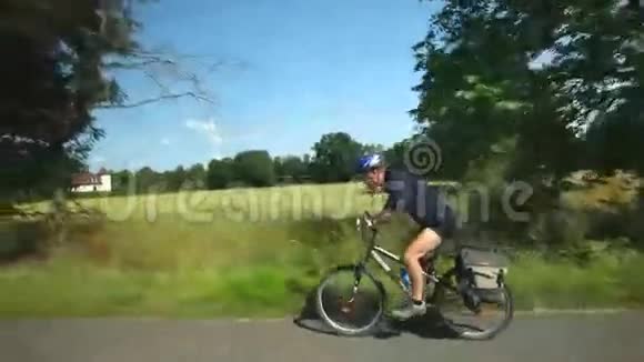 人们在农村的公路上骑自行车视频的预览图