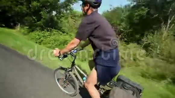 人们在农村的公路上骑自行车视频的预览图