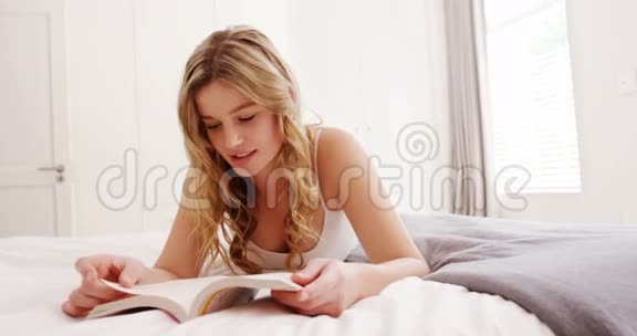 躺在床上看小说的女人视频的预览图