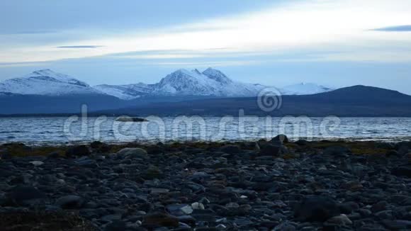 雪山峰和蓝色峡湾自然视频的预览图