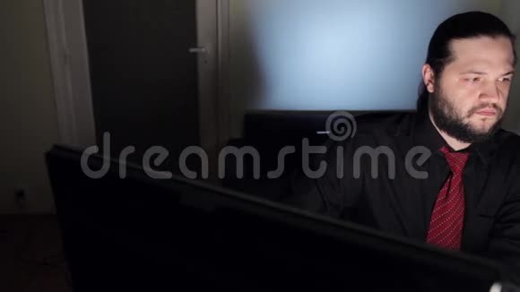 在电脑深夜工作的人视频的预览图