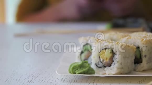 新鲜寿司卷在日本餐厅的时尚白色木桌上视频的预览图