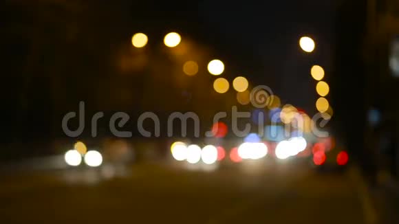 城市在夜间背景与汽车重点之外视频的预览图