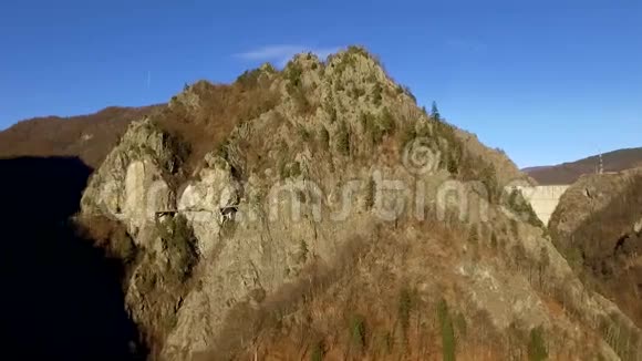 越过高山和道路视频的预览图