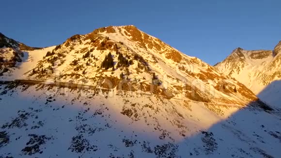 越过高山和道路视频的预览图