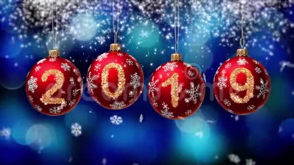 悬挂2019年数字闪光圣诞球在蓝色的背景4K视频的预览图