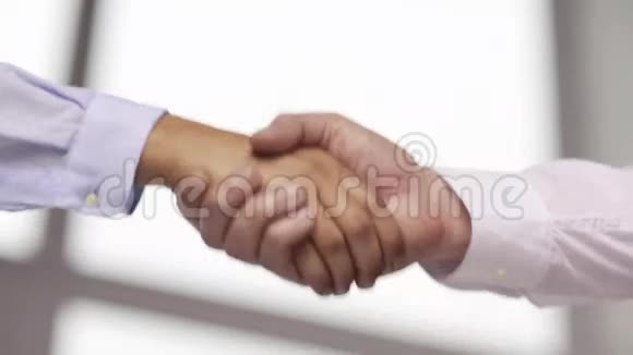 商人和女商人握手视频的预览图