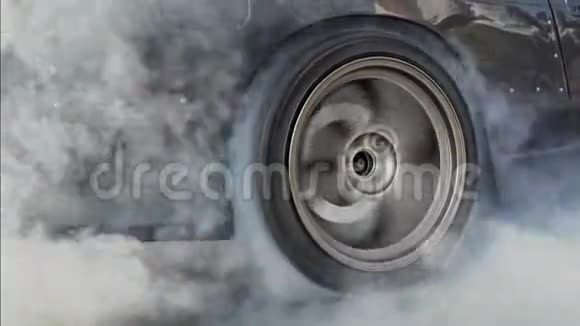 赛车将橡胶从轮胎上烧下来视频的预览图
