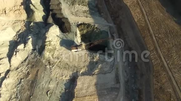 飞过铁矿石采石场视频的预览图