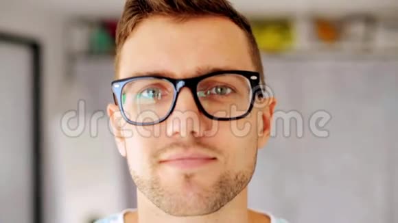 戴眼镜的快乐微笑男人视频的预览图