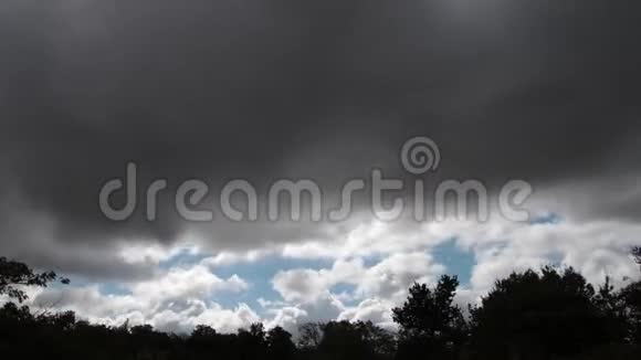 暴风云在天空中移动的时间视频的预览图