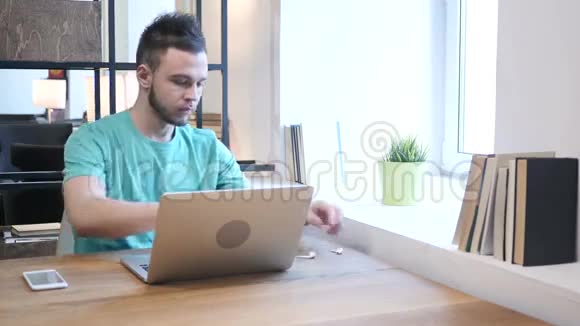 青年设计师在电脑上的在线视频聊天视频的预览图