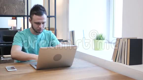 年轻设计师在手提电脑工作时因损失而心烦意乱视频的预览图