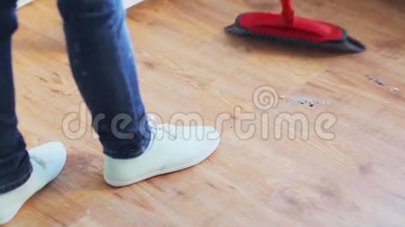 家里有扫帚打扫地板的女人视频的预览图