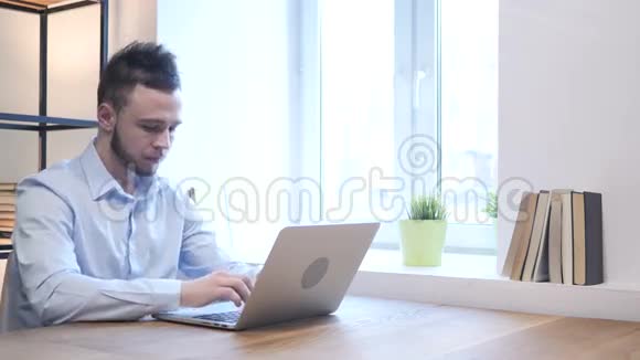 年轻男子在手提电脑工作时因失物招领视频的预览图