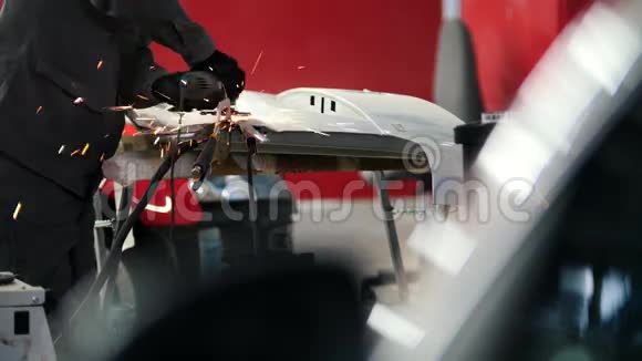 专业汽车服务工人用圆锯打磨金属结构视频的预览图