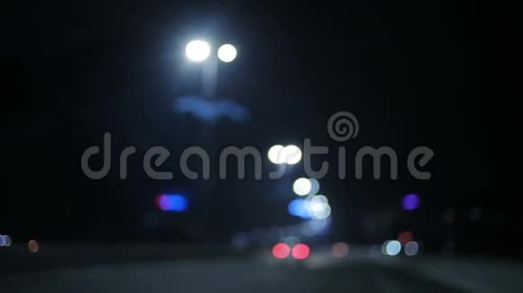 城市在夜间背景与汽车重点之外视频的预览图