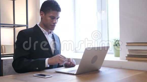 黑人商人在电脑上的在线视频聊天视频的预览图