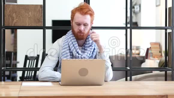 思考人在办公室工作的笔记本电脑进攻视频的预览图