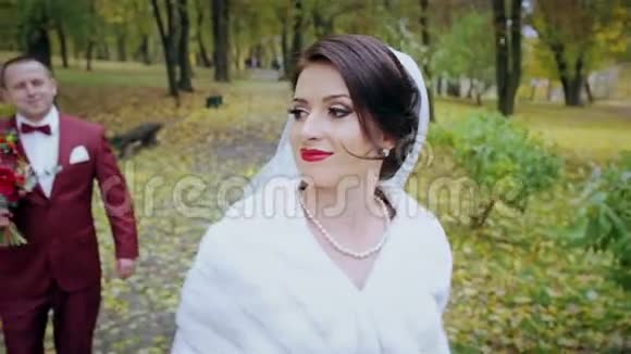 秋天公园的婚礼情侣视频的预览图